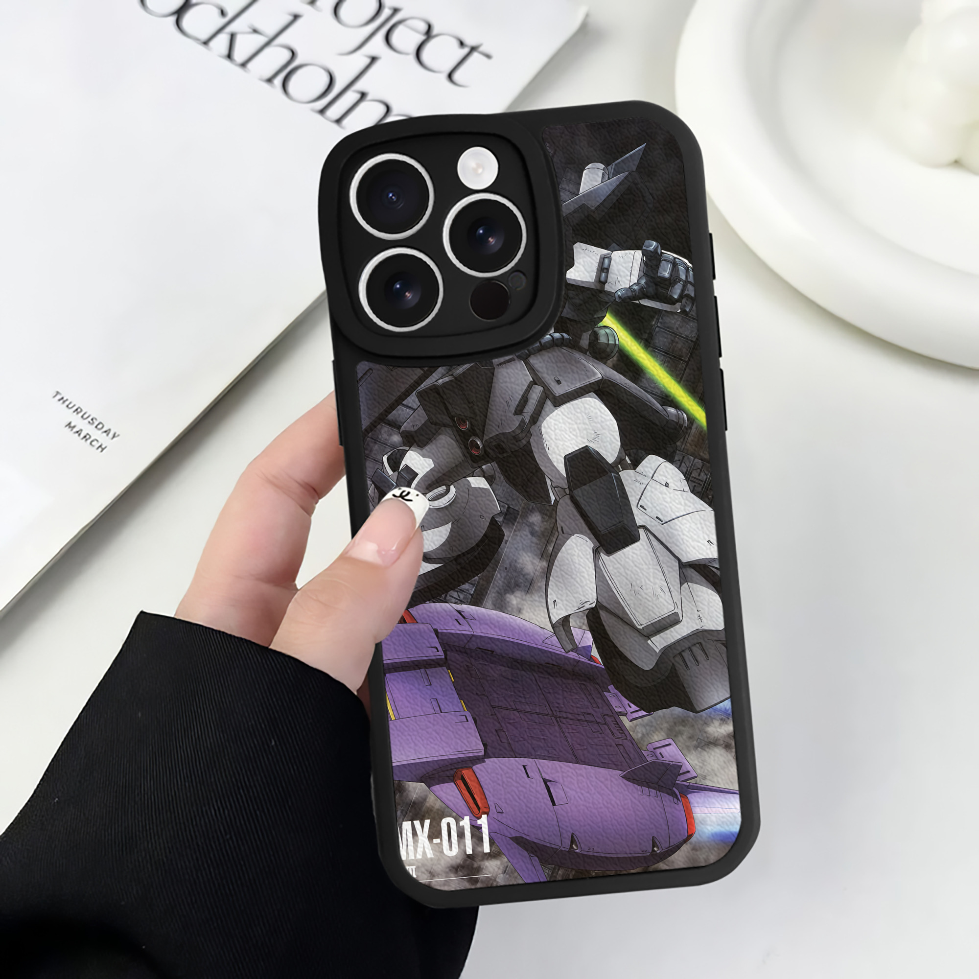 （画像用） 機動戦士ガンダム Mobile Suit Gundam 【iPhone 16シリーズ対応】シリコンスマホケース（レザー調） 材質：シリコン